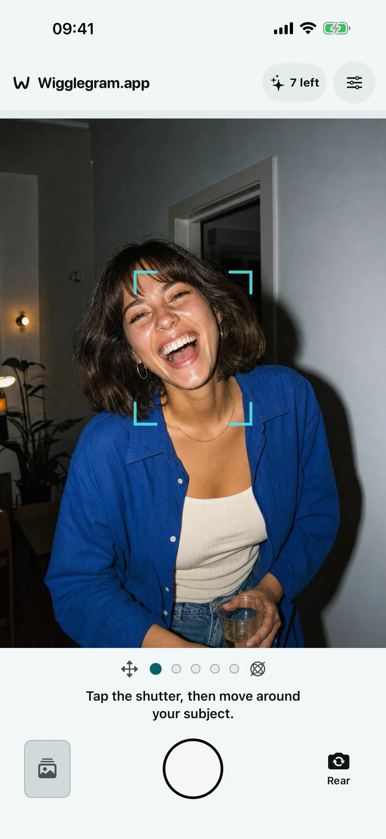 Wigglegram camera framing a portrait for a five-view capture